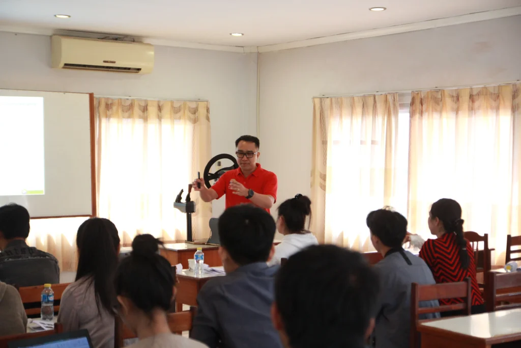 ອຈ ມະໄລທອງ ທຸມມະວົງສາ ໃນຊົ່ວໂມງພາກທິດສະດີ